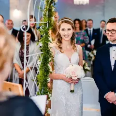 Para wzięła ślub cywilny po rozwodzie. Panna młoda w białej sukni z bukietem, pan młody w granatowym garniturze.