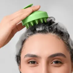 Co daje peeling skóry głowy i jak poprawia zdrowie włosów
