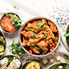Leckere Fitness Rezepte für Muskelaufbau: Bunte Bowls mit Hähnchen, Tofu, Gemüse und Reis. Gesund und sättigend!