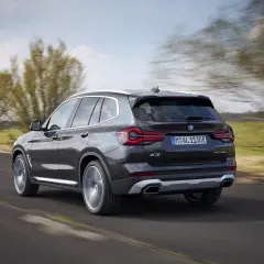 Ciemnoszary BMW X3 xDrive jedzie po drodze. Zastanawiasz się, jakie opony do BMW X3 xDrive będą najlepsze?