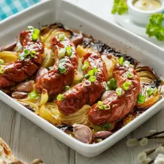 Prosta i smaczna kiełbasa z piekarnika z cebulą na szybki obiad