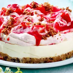 Eine cremige Erdbeer Kokos Torte mit frischen Erdbeeren, Sirup und knusprigen Streuseln.