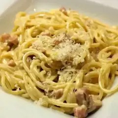 Spaghetti carbonara – przepis oryginalny ze śmietaną. Pyszne danie z makaronem, boczkiem i parmezanem, idealne na szybki obiad.