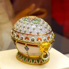 Un prezioso uovo Fabergé, decorato con smalti e gemme, con un leone dorato. Quante sono le meraviglie che nasconde?