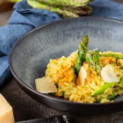 Cremiges Risotto mit frischem Spargel und Parmesan, garniert mit Paprikapulver. Ein Genuss für alle Sinne!