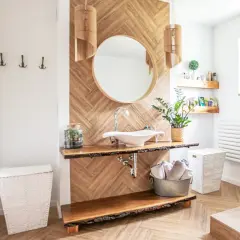 Rustikales Badezimmer mit Waschbecken auf Baumscheiben-Konsole. Die Wandverkleidung aus Holz und die Lampen sind tolle Ideen für Holz.