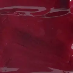 Glänzende, weinrote Farbe, die an die Mischung von Beeren erinnert.