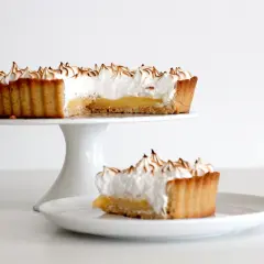 Pyszna tarta z lemon curd, z chrupiącym spodem i puszystą bezą. Idealna na deser.