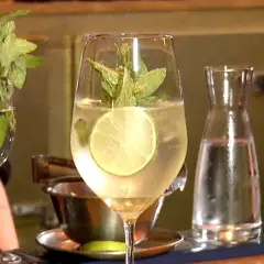 Erfrischender Hugo Spritz mit Limette und Minze, bereit zum Genießen.