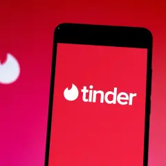 Logo Tinder na ekranie smartfona. Aplikacja, która zrewolucjonizowała randkowanie, powstała w 2012 roku.