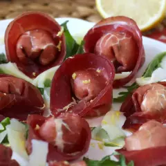 Roladki z bresaoli, delikatnej wędzonej wołowiny, podane z rukolą i parmezanem. Tak wygląda bresaola co to za przysmak!