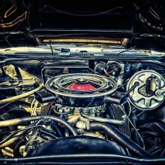 Vue détaillée du moteur d'une voiture ancienne. Pour savoir comment comment savoir la motorisation de sa voiture, regardez les inscriptions sur le filtre à air.