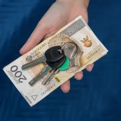 Kluczyki do samochodu i 200 zł. Koszt rejestracji samochodu ga może być wysoki.