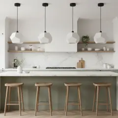 Cuatro lámparas colgantes geométricas blancas iluminan una isla de cocina moderna con taburetes de madera.