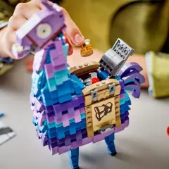 Ręce składają kolorową, klockową **lamę z Fortnite**. Otwiera się jej brzuch, odsłaniając skarb.