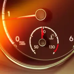 Wskaźnik temperatury silnika pokazuje, że płyn chłodniczy osiągnął 130°C, co jest jego temperaturą wrzenia.