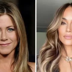 Dos mujeres con cabello rubio con mechas contouring. A la izquierda, Jennifer Aniston. A la derecha, Jennifer Lopez.