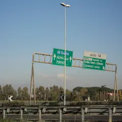 Segnaletica stradale per il parcheggio metro Roma, indica le direzioni per Firenze, L'Aquila, Teramo, Pescara, e tangenziale est.