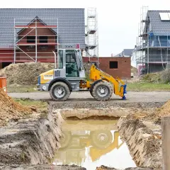 Mały żuraw budowlany: potężne narzędzie w kompaktowej formie