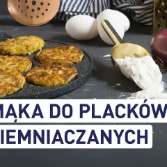 Złociste placki ziemniaczane na patelni, obok jajka, cebula i miarka mąki. Jaka mąka do placków ziemniaczanych?