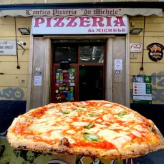 La Pizzeria da Michele a Napoli, con la sua iconica pizza margherita in primo piano.