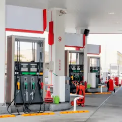 Stacja paliw z dystrybutorami. Tutaj znajdziesz paliwo, gdzie tankować diesla, a także LPG.