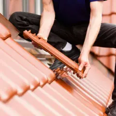 Dachówka ceramiczna układana na dachu o odpowiednim kącie nachylenia dachu.
