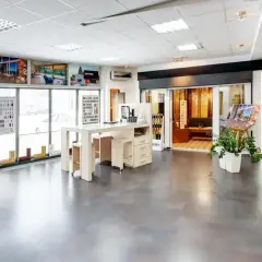 Nowoczesny salon z oknami i drzwiami, ekspozycja produktów, zdjęcia domów.
