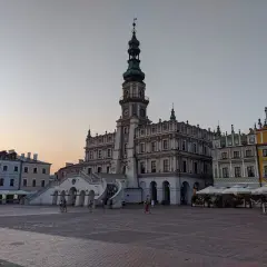 Rynek w Zamościu, z Ratuszem i kolorowymi kamieniczkami, tętni życiem. Spacerując po nim, czujesz atmosferę miasta, jakbyś podróżował przez Chełm i Krasnystaw.