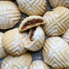 Maamoul Kekse, mit Puderzucker bestäubt, zeigen ihr köstliches Dattelfüllungs-Maamoul-Rezept.