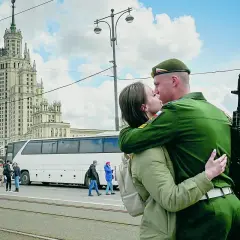 Żołnierz w zielonym mundurze, z karabinem na ramieniu, całuje ukochaną na tle moskiewskiego drapacza chmur. To nie jest sposób, jak podrywa ukrainiec, ale piękny moment pożegnania.