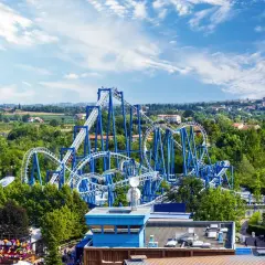 Najlepsze atrakcje w Gardaland – co warto zobaczyć i przeżyć