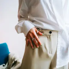 Jak wkładać koszulę w spodnie? Perfekcyjny look bez błędów