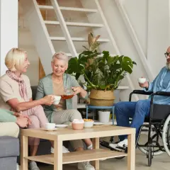 Senioren genießen Tee. Die Frage "Verhinderungspflege wie hoch?" wird bei solch geselligen Runden oft vergessen.