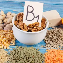 Orzechy, nasiona, soczewica, groch, ryż i pomarańcza - produkty bogate w tiaminę (witaminę B1).