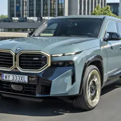 Szary BMW XM na drodze. Sprawdź aktualną bmw xm cena i dostępne konfiguracje.