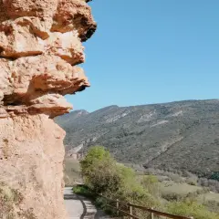 Sendero rocoso con vistas a montañas verdes, ideal para excursiones cerca de Tremp.