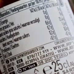 Etykieta piwa bezalkoholowego podaje, że 100 ml zawiera 35 kcal.