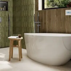 Nowoczesna łazienka z wolnostojącą wanną i zielonymi płytkami. Inspiracja, jak urządzić łazienkę w stylu spa.