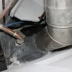 Metalowa rura pieca połączona z kominem. Zastanawiasz się, czym uszczelnić rurę od pieca do komina?