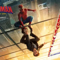 Spider-Man, le film Marvel, se reflète sur une vitre, invitant à réserver vos places pour cette aventure cinématographique.