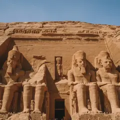 Gigantescas estatuas de Ramsés II talladas en la roca, una maravilla que ver en Egipto.