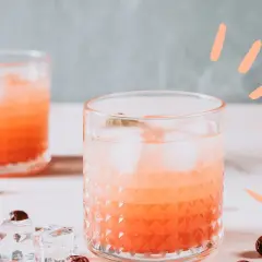 Erfrischender Roséwein-Cocktail mit Eis und Beeren. Perfekt zum Rosé wein mischen an einem warmen Tag.