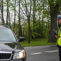 Policjant z radarem zatrzymuje auto. Jak się bronić przed mandatem z art. 97 k.w.?