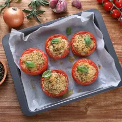 Pomodori ripieni in friggitrice ad aria, dorati e profumati, pronti per essere gustati.