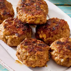 Saftige Buletten, perfekt gebraten, liegen auf einem Teller. Ein einfaches Buletten Rezept für den Genuss.