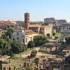 Vista panoramica del Foro Romano con il Colosseo sullo sfondo. Un biglietto settimanale per esplorare questo sito storico.
