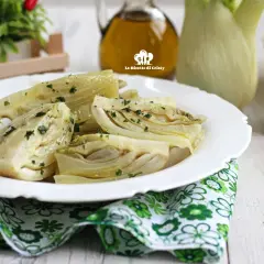 Finocchi al vapore, teneri e profumati, conditi con erbe fresche. Un contorno leggero e gustoso.