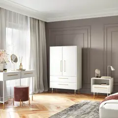 Elegancka sypialnia z białymi meblami i ciemnoszarymi ścianami. Idealne pytanie: jaki kolor ścian do białych mebli?