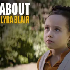 Vivien Lyra Blair, ein junges Mädchen mit geflochtenen Haaren, blickt nachdenklich nach oben. Der Text "ALL ABOUT VIVIEN LYRA BLAIR" ist im Bild zu sehen.